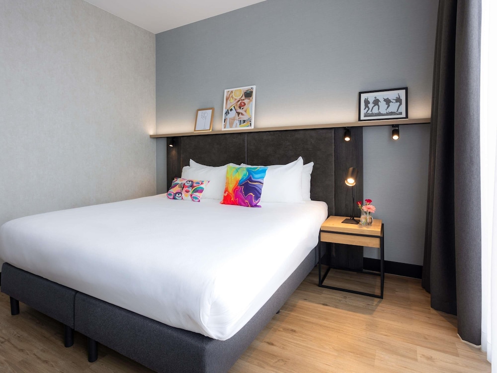 Habitación Deluxe en la última planta con balcón del hotel Ibis Styles Den Haag Scheveningen. Foto 13