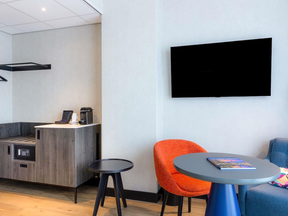 Habitación Deluxe en la última planta con balcón del hotel Ibis Styles Den Haag Scheveningen. Foto 14