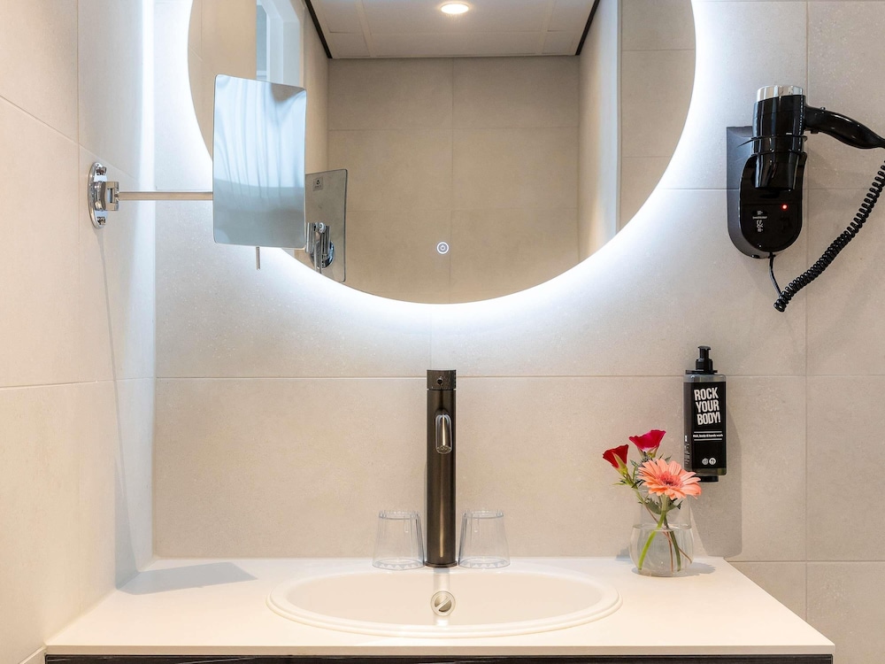 Habitación Deluxe en la última planta con balcón del hotel Ibis Styles Den Haag Scheveningen. Foto 15