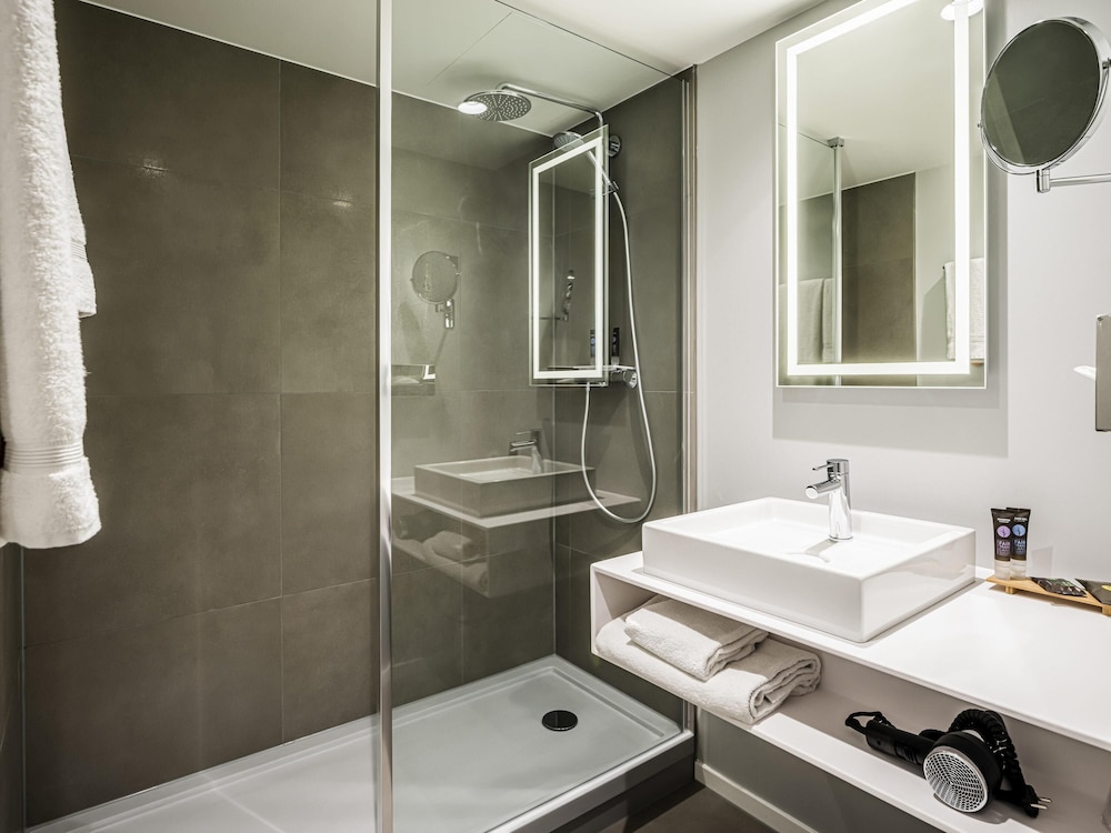 Habitacion Superior con 1 cama doble y Sofa del hotel Novotel Den Haag City Centre. Foto 4