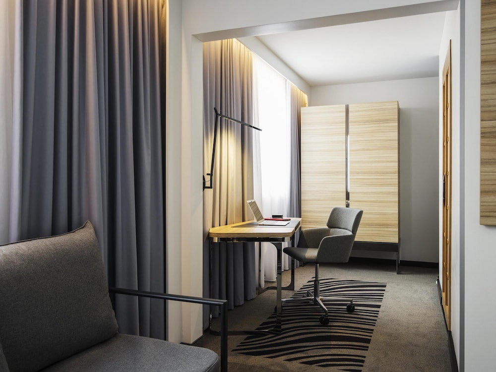 Habitación Ejecutiva con 1 cama doble y sofá del hotel Novotel Den Haag City Centre. Foto 3