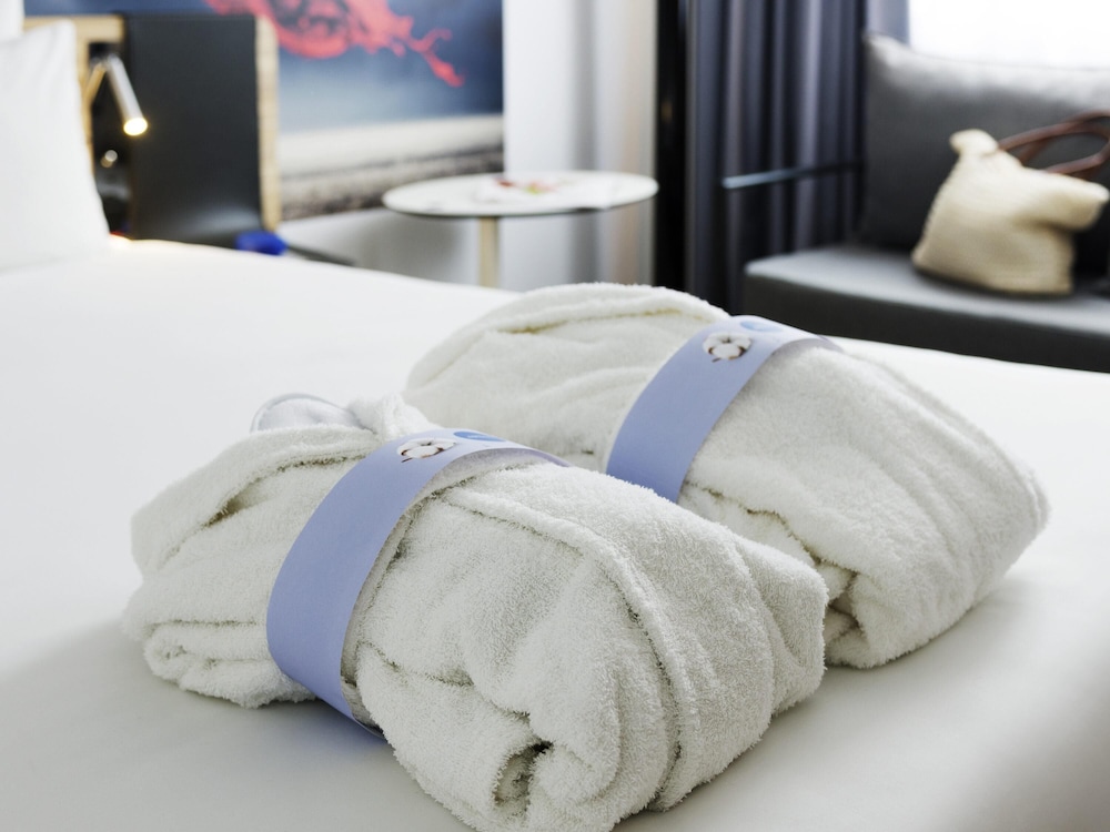 Habitación Ejecutiva con 1 cama doble y sofá del hotel Novotel Den Haag City Centre. Foto 5
