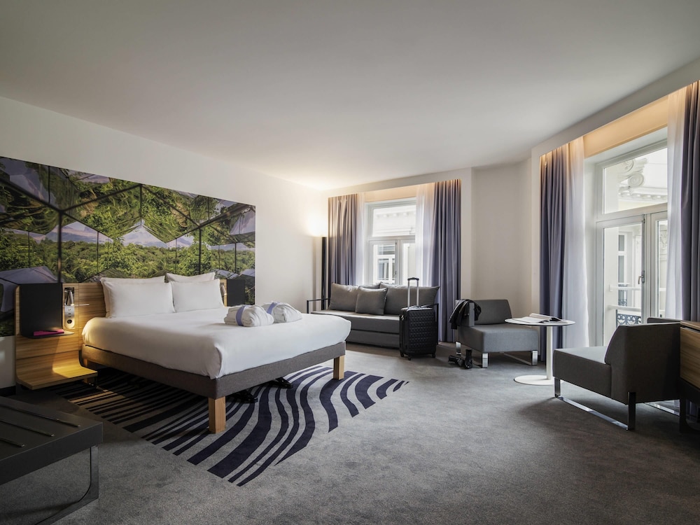 Suite Superior con 1 cama doble y sofá del hotel Novotel Den Haag City Centre