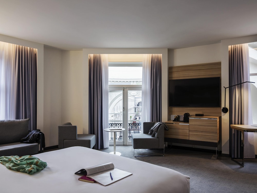 Suite Superior con 1 cama doble y sofá del hotel Novotel Den Haag City Centre. Foto 1