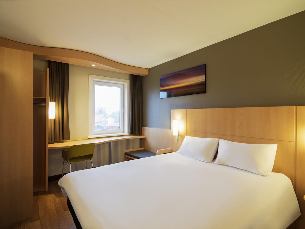 Habitación con cama doble de ibis del hotel Ibis Rotterdam Vlaardingen. Foto 1