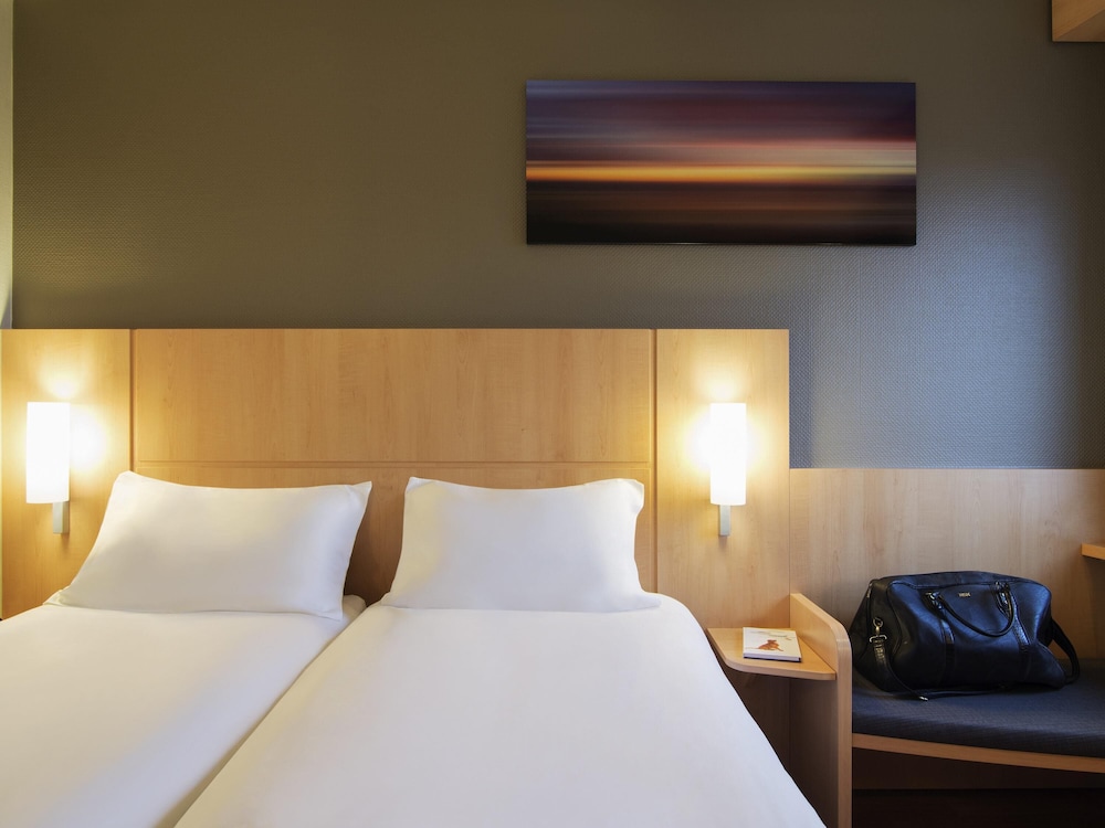 Habitación con dos camas individuales de ibis del hotel Ibis Rotterdam Vlaardingen