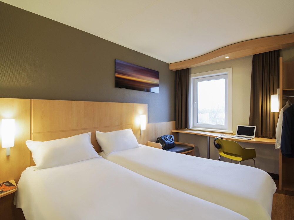 Habitación con dos camas individuales de ibis del hotel Ibis Rotterdam Vlaardingen. Foto 1