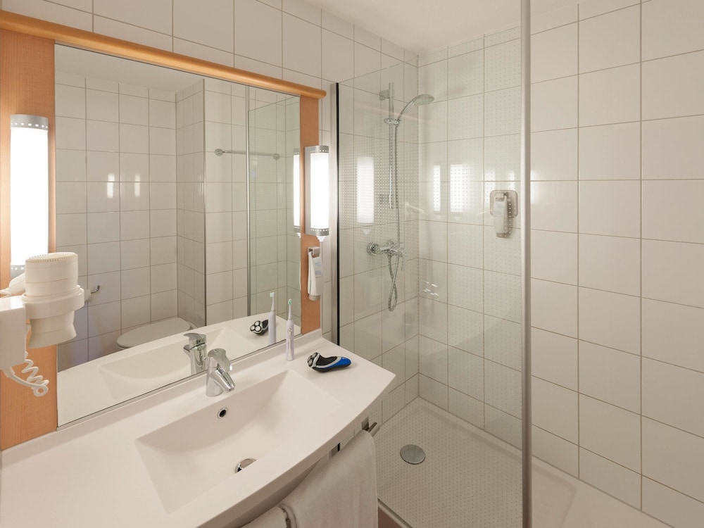 Habitación con dos camas individuales de ibis del hotel Ibis Rotterdam Vlaardingen. Foto 6