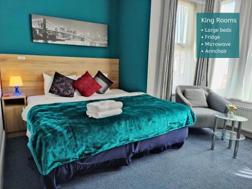 Habitación con cama extragrande. del hotel Wellesley