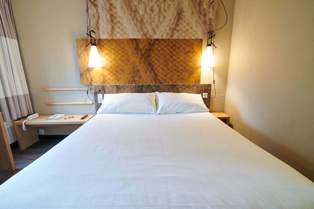 Cómoda Habitación Estándar con cama doble del hotel Ibis Tilburg. Foto 1