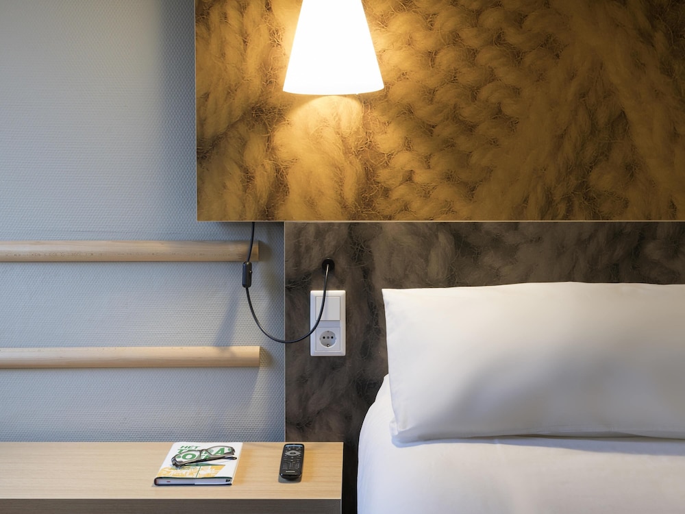 Cómoda Habitación Estándar con cama doble del hotel Ibis Tilburg. Foto 3