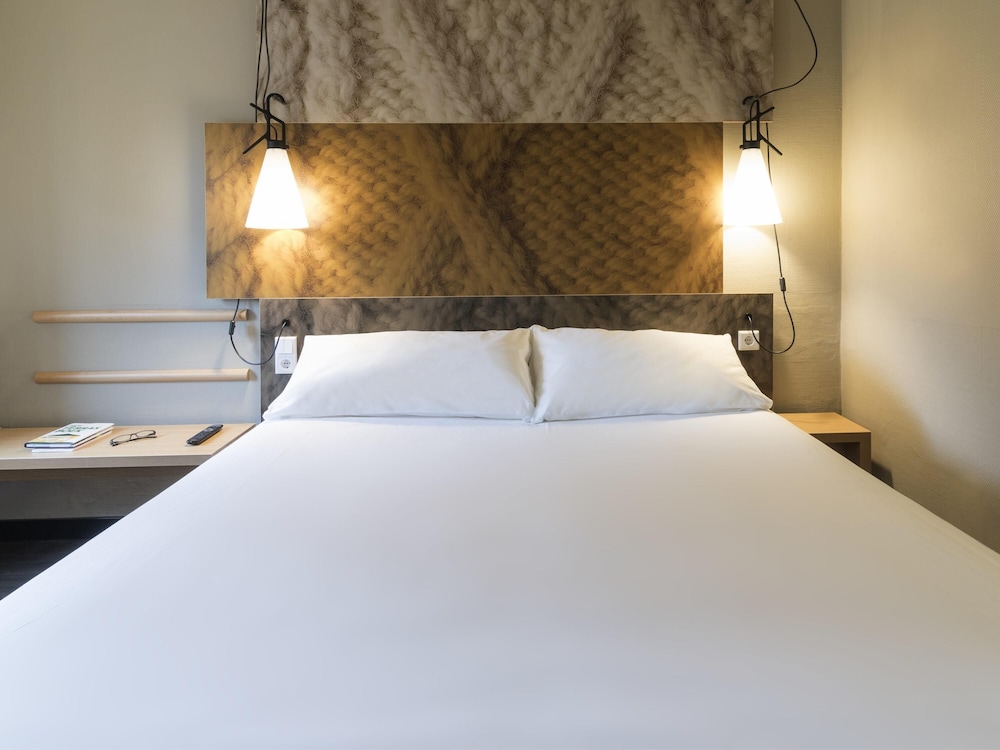 Cómoda Habitación Estándar con cama doble del hotel Ibis Tilburg. Foto 4