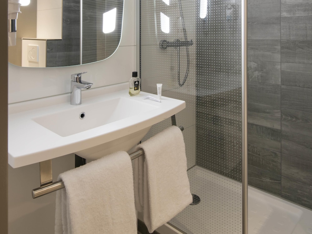 Cómoda Habitación Estándar con cama doble del hotel Ibis Tilburg. Foto 5