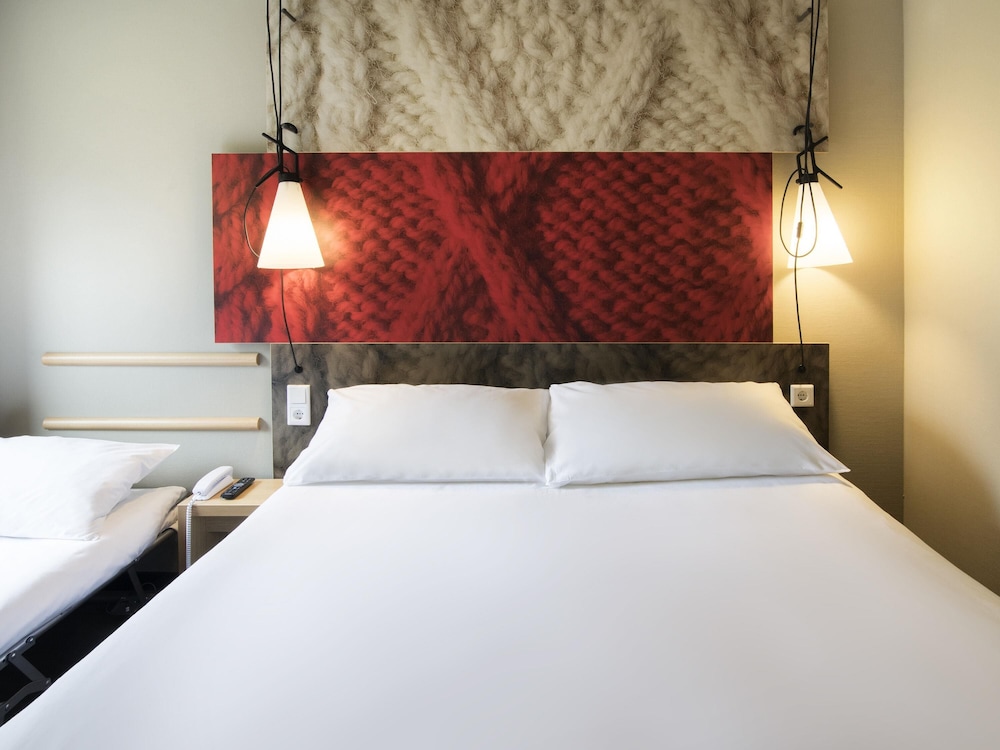 Cómoda Habitación Estándar con cama doble del hotel Ibis Tilburg. Foto 8