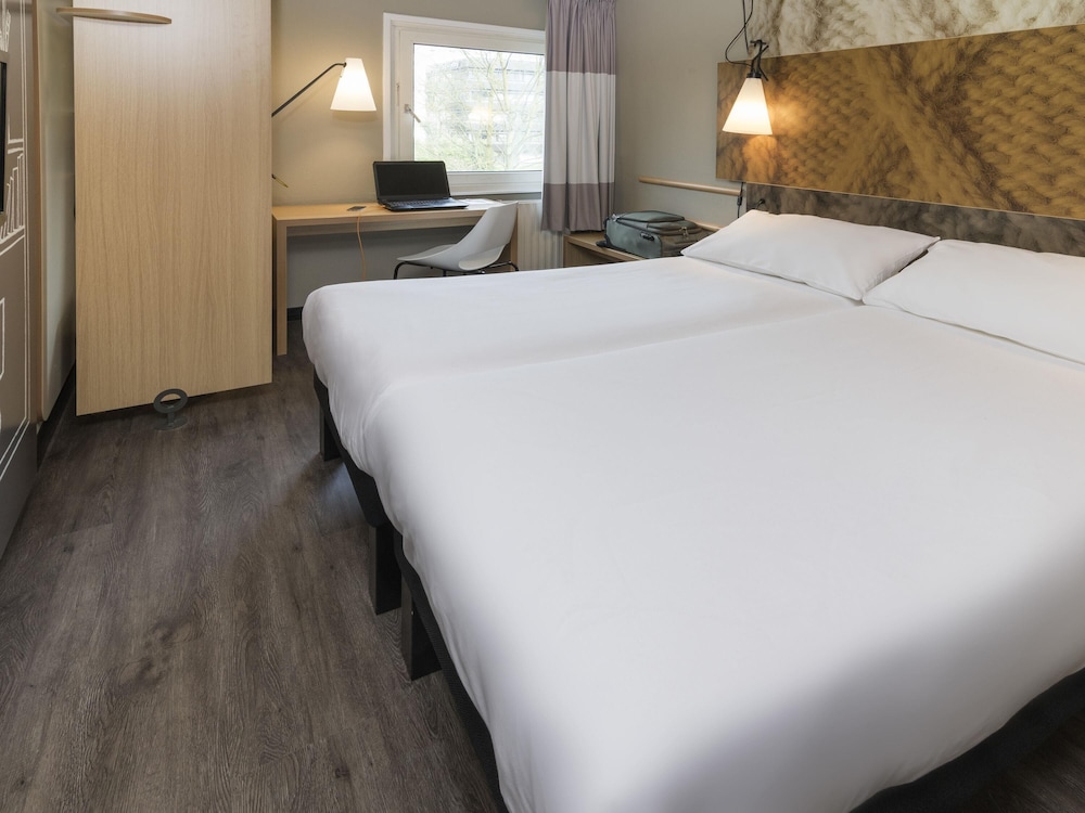 Cómoda Habitación Estándar con dos camas individuales del hotel Ibis Tilburg