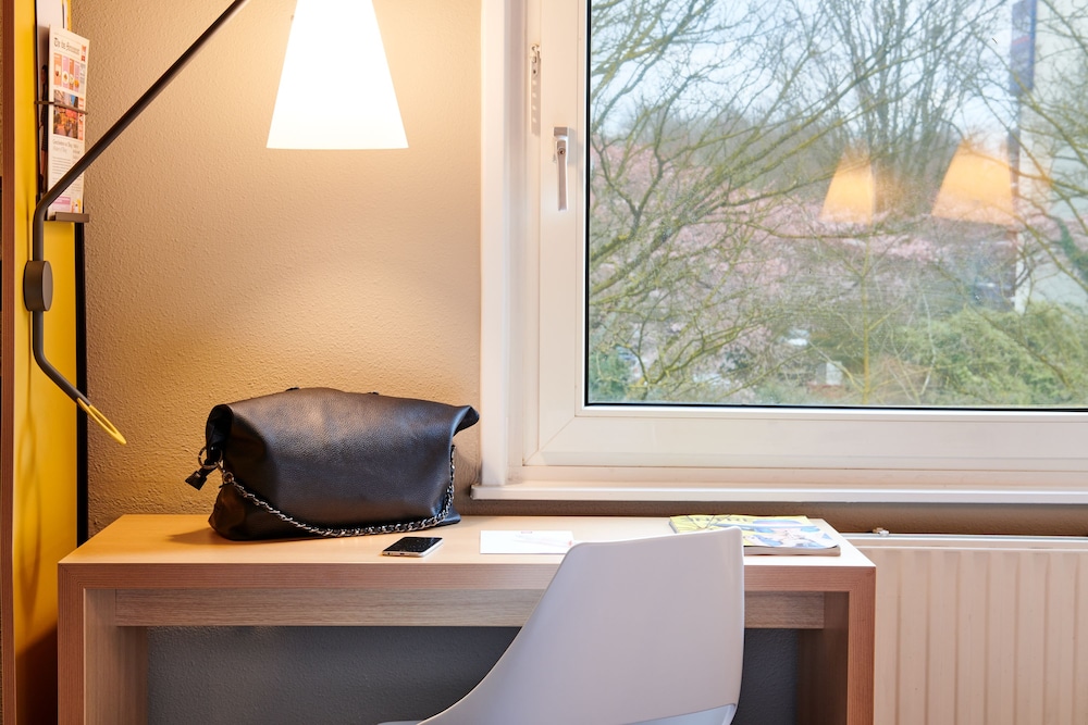 Cómoda Habitación Estándar con dos camas individuales del hotel Ibis Tilburg. Foto 1