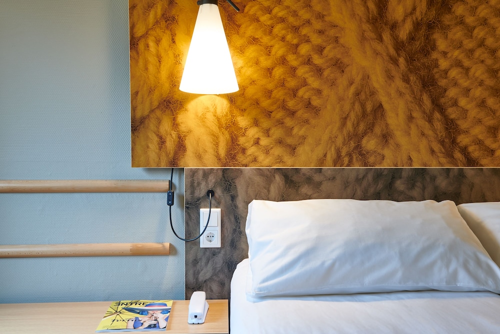 Cómoda Habitación Estándar con dos camas individuales del hotel Ibis Tilburg. Foto 2