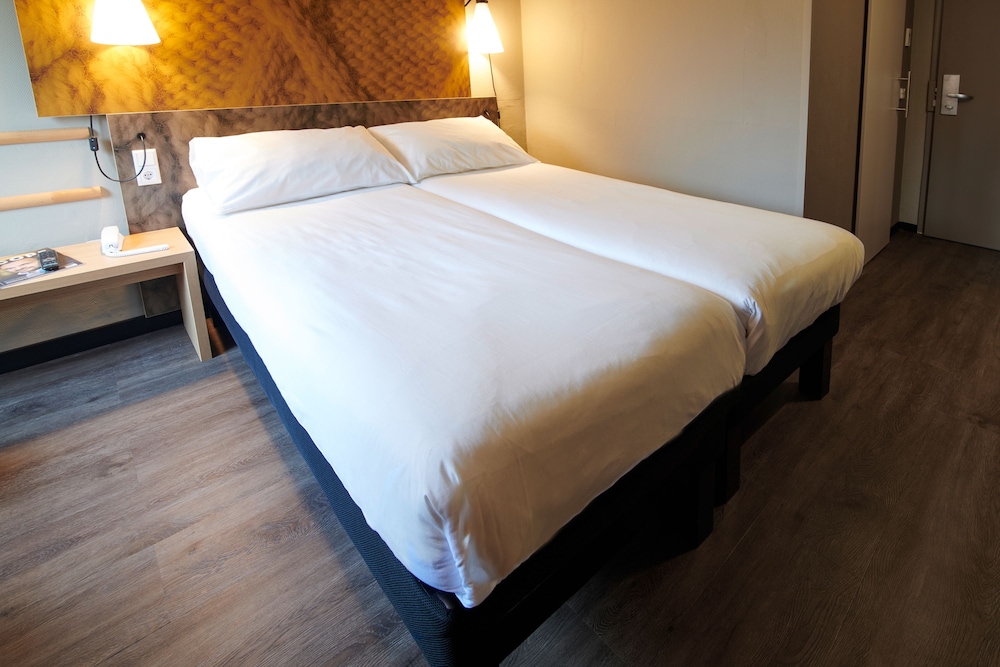 Cómoda Habitación Estándar con dos camas individuales del hotel Ibis Tilburg. Foto 3