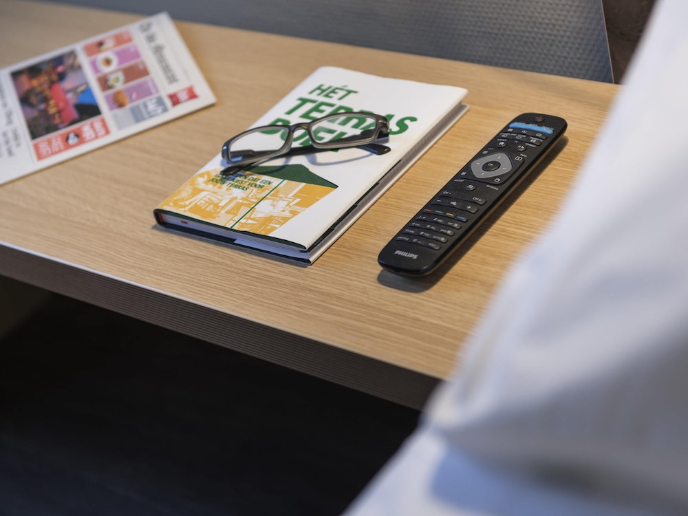 Cómoda Habitación Estándar con dos camas individuales del hotel Ibis Tilburg. Foto 6