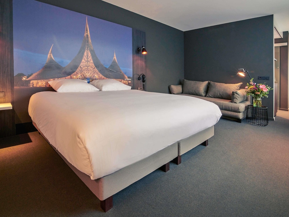 Habitación estándar con una cama doble y un sofá del hotel Mercure Tilburg Centrum. Foto 1