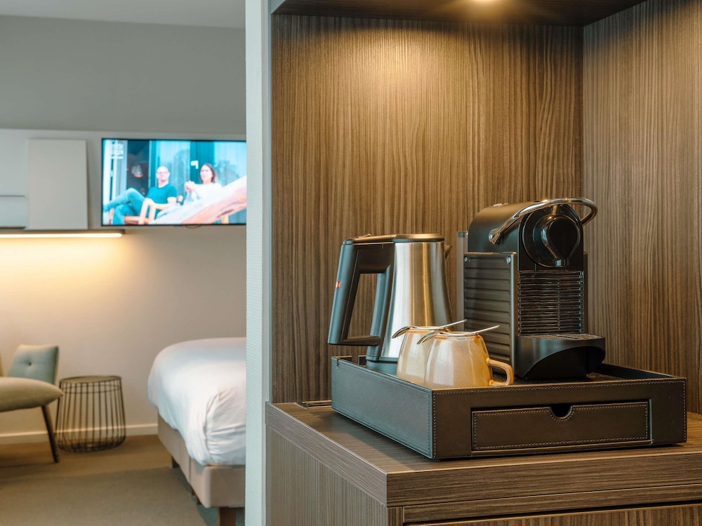 Habitación estándar con una cama doble y un sofá del hotel Mercure Tilburg Centrum. Foto 2