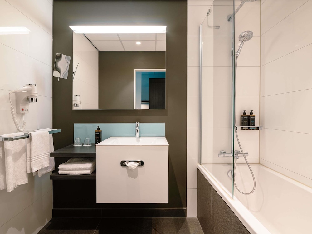 Habitación estándar con una cama doble y un sofá del hotel Mercure Tilburg Centrum. Foto 3