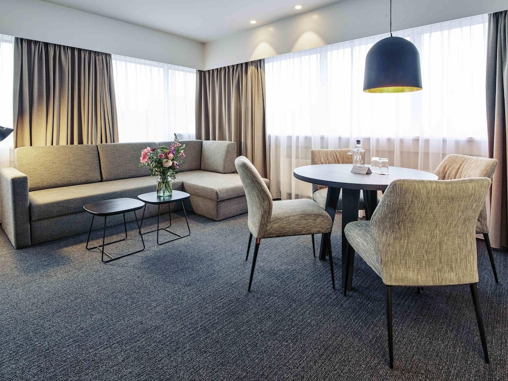 Suite Ejecutiva con cama king size y sofá del hotel Mercure Tilburg Centrum