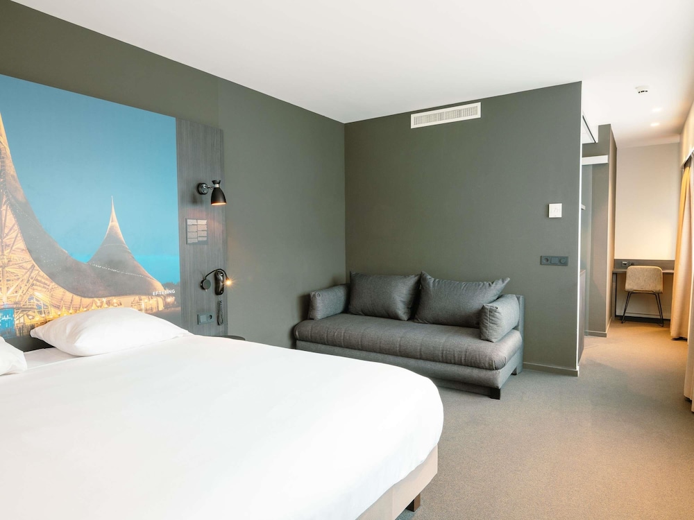Habitación estándar con una cama doble y un sofá del hotel Mercure Tilburg Centrum. Foto 5