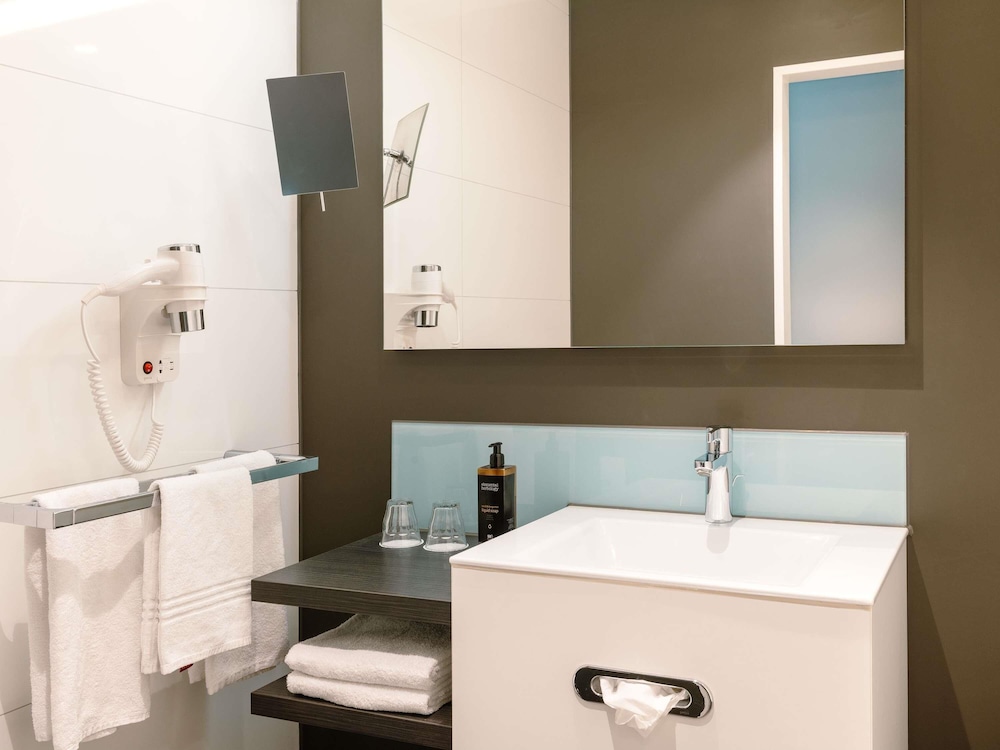 Habitación estándar con una cama doble y un sofá del hotel Mercure Tilburg Centrum. Foto 6