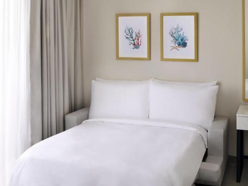 Deluxe Island King Room with Sea View del hotel Mövenpick Resort Al Marjan Island. Foto 3