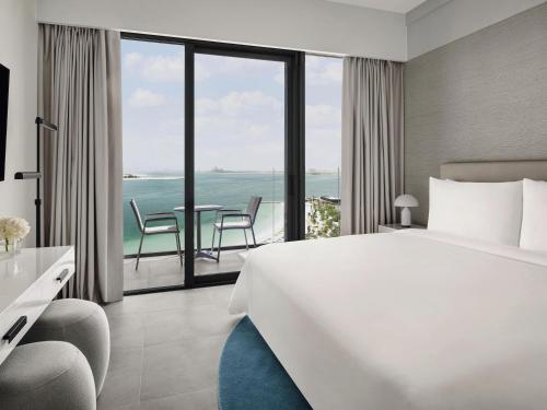 Deluxe Beach and Pool King Room with Sea View del hotel Mövenpick Resort Al Marjan Island. Foto 4