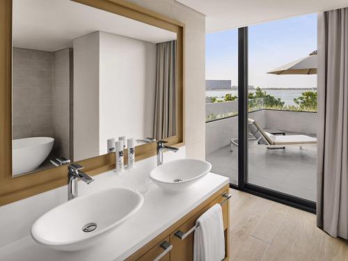 Beachfront Junior Suite with Private Terrace del hotel Mövenpick Resort Al Marjan Island. Foto 2