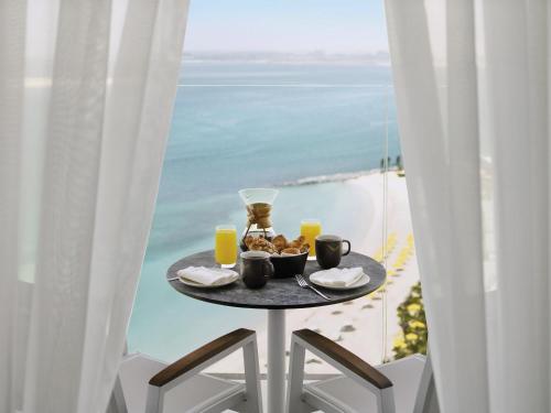 Deluxe Island Twin Room with Sea View del hotel Mövenpick Resort Al Marjan Island. Foto 1