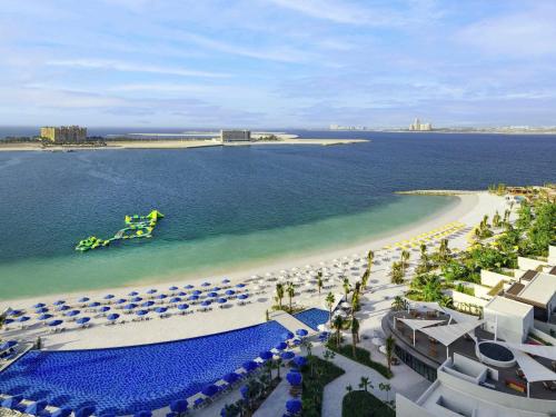 Deluxe Beach and Pool Twin Room with Sea View del hotel Mövenpick Resort Al Marjan Island. Foto 4