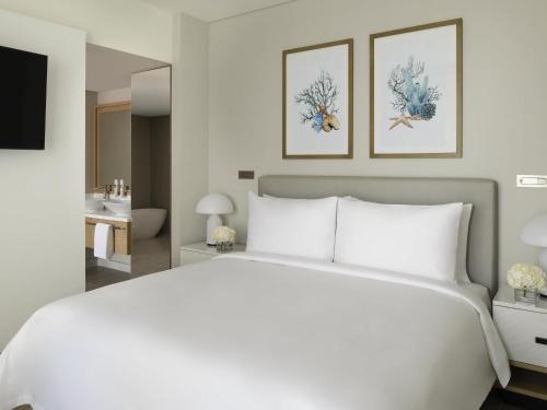 Al Marjan Beachfront Suite with Private Pool del hotel Mövenpick Resort Al Marjan Island