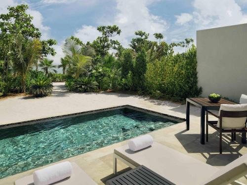Al Marjan Beachfront Suite with Private Pool del hotel Mövenpick Resort Al Marjan Island. Foto 4
