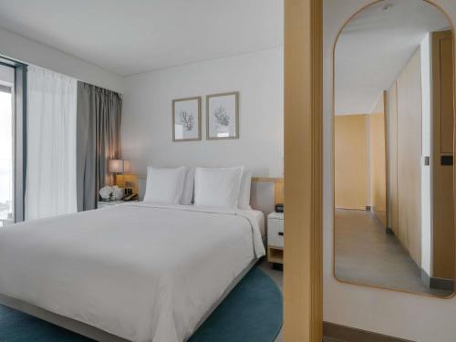 Suite Esquinera del hotel Mövenpick Resort Al Marjan Island. Foto 3