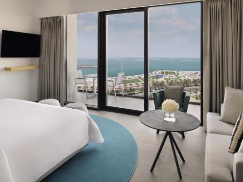 Premium King Room with Beach and Pool del hotel Mövenpick Resort Al Marjan Island. Foto 1
