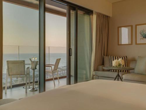 Habitación Doble Superior con cama grande y vistas al mar del hotel Mövenpick Resort Al Marjan Island. Foto 5