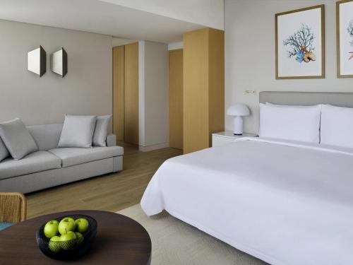 Beachfront Junior Suite with Private Terrace del hotel Mövenpick Resort Al Marjan Island. Foto 4