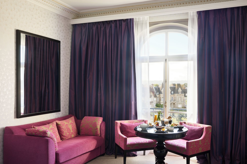 Habitación Clásica del hotel Le Grand Cabourg - Mgallery. Foto 7