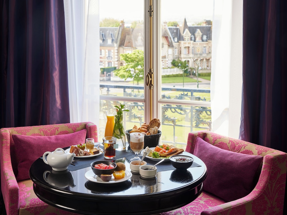 Habitación Clásica del hotel Le Grand Cabourg - Mgallery. Foto 8