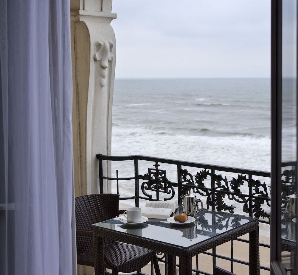 Habitación Deluxe Terrazas o Balcones del hotel Le Grand Cabourg - Mgallery. Foto 6