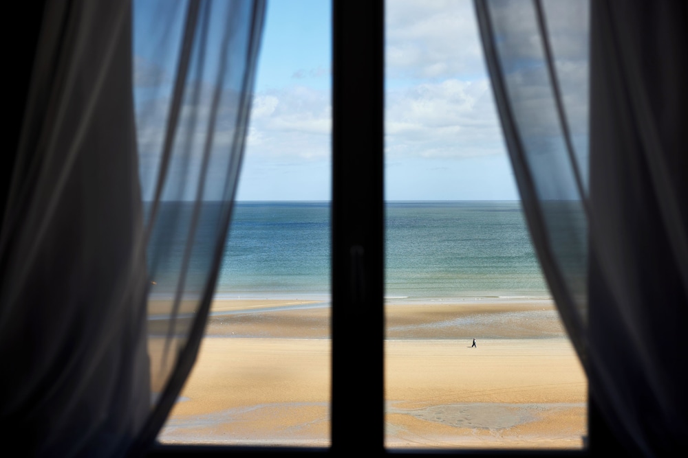 Habitación Superior vistas al mar del hotel Le Grand Cabourg - Mgallery. Foto 5