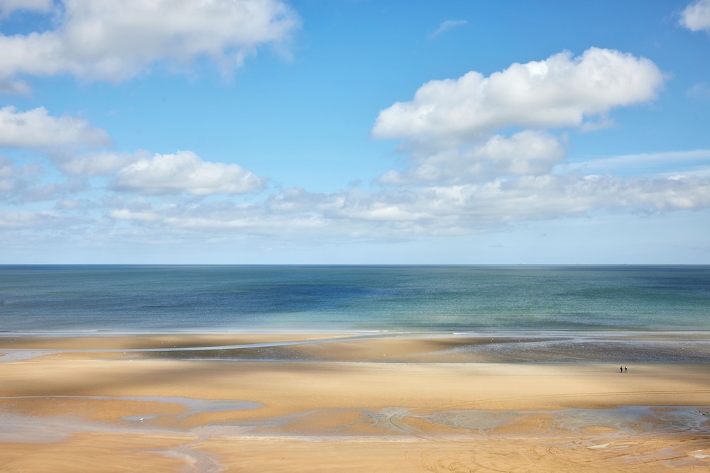 Habitación Superior vistas al mar del hotel Le Grand Cabourg - Mgallery. Foto 7