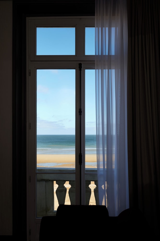 Habitación Superior vistas al mar del hotel Le Grand Cabourg - Mgallery. Foto 8