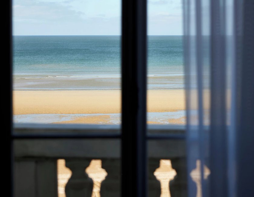 Habitación doble Vista Mar Lujo Balcón o Terraza 1 Cama queen del hotel Le Grand Cabourg - Mgallery. Foto 9