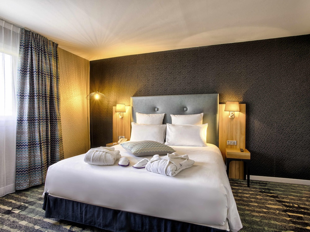 Suite Privilege con cama doble y sofá - cama, y acceso al spa del hotel Mercure Cabourg and Spa