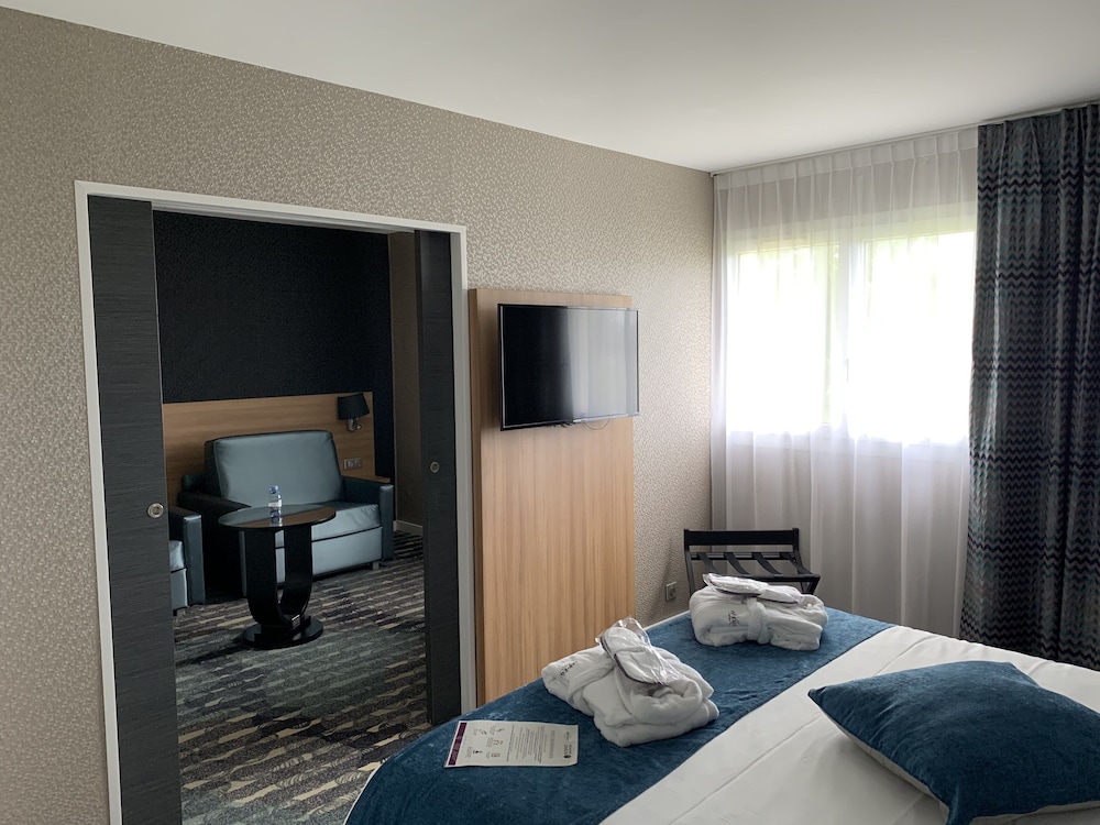 Suite Privilege con cama doble y sofá - cama, y acceso al spa del hotel Mercure Cabourg and Spa. Foto 1