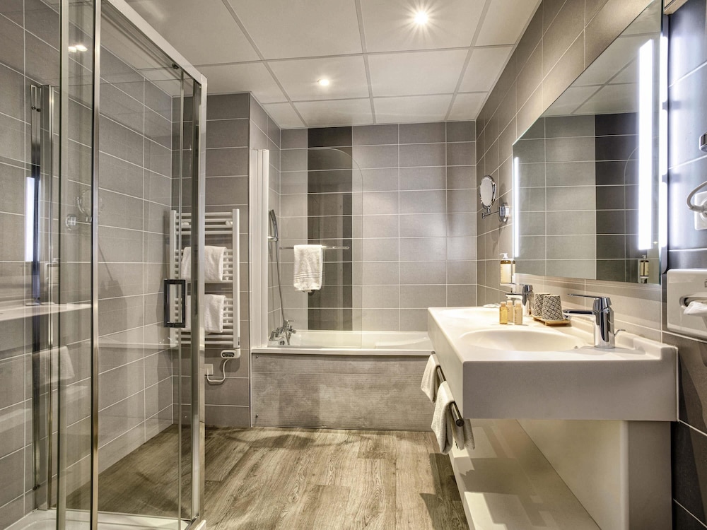Suite Privilege con cama doble y sofá - cama, y acceso al spa del hotel Mercure Cabourg and Spa. Foto 4